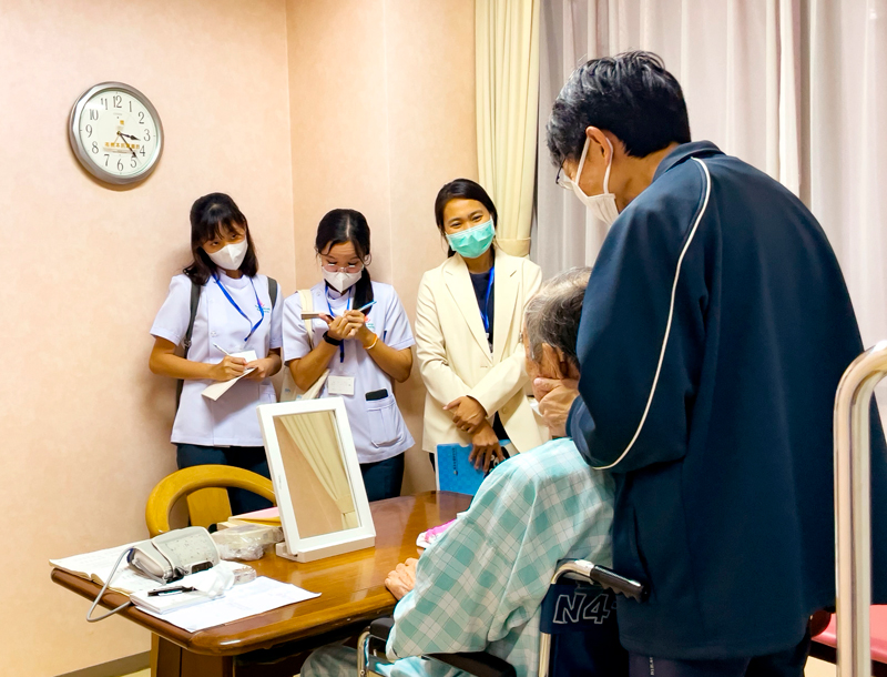 当院における見学の様子（タイの学生さん）